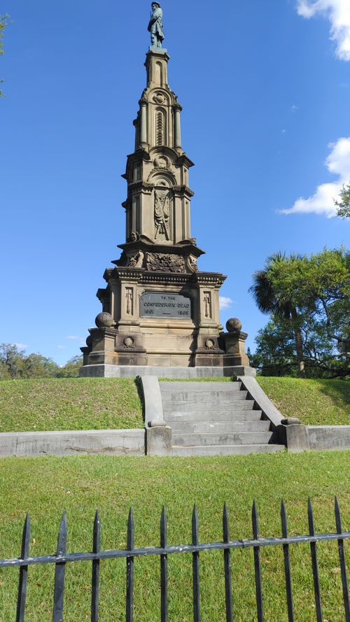 Picuter of a monument to slavers in the Savannah Central park